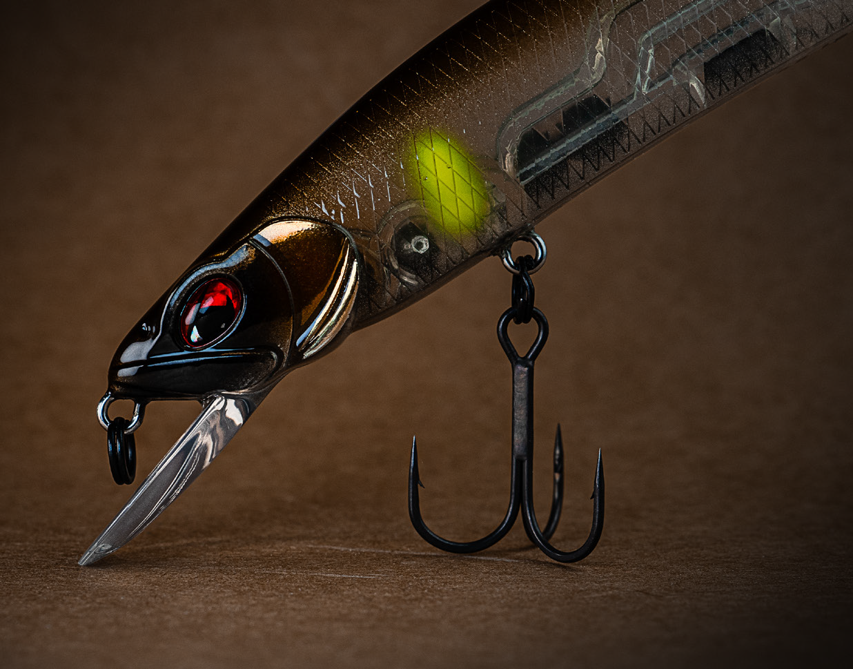 PROBAITS C4 Minnow – schlanker Raubfisch Wobbler auf Tauchschaufel und vorderem Drilling liegend, ideal für Barsch, Zander und Hecht