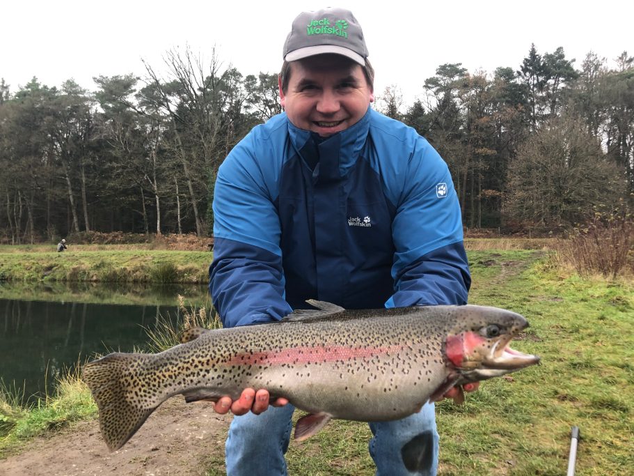 Angler hält eine kapitale Großforelle, gefangen mit einem PROBAITS Kunstköder im Angelpark Reese – erfolgreicher Fang beim Forellenangeln mi