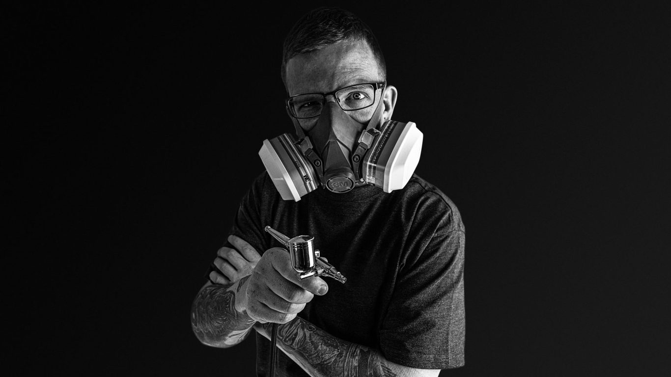 Kevin Eikamp, Gründer von PROBAITS, beim Airbrush-Lackieren von Kunstködern in der Köderproduktion